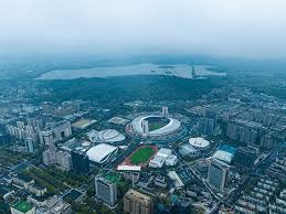 足坛精彩一夜：曼联3-2逆转，阿森纳送利物浦大礼，巴黎7球狂胜